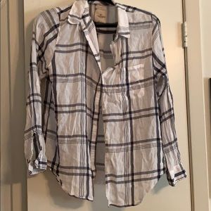 Lightweight boyfriend cut button-down shirt